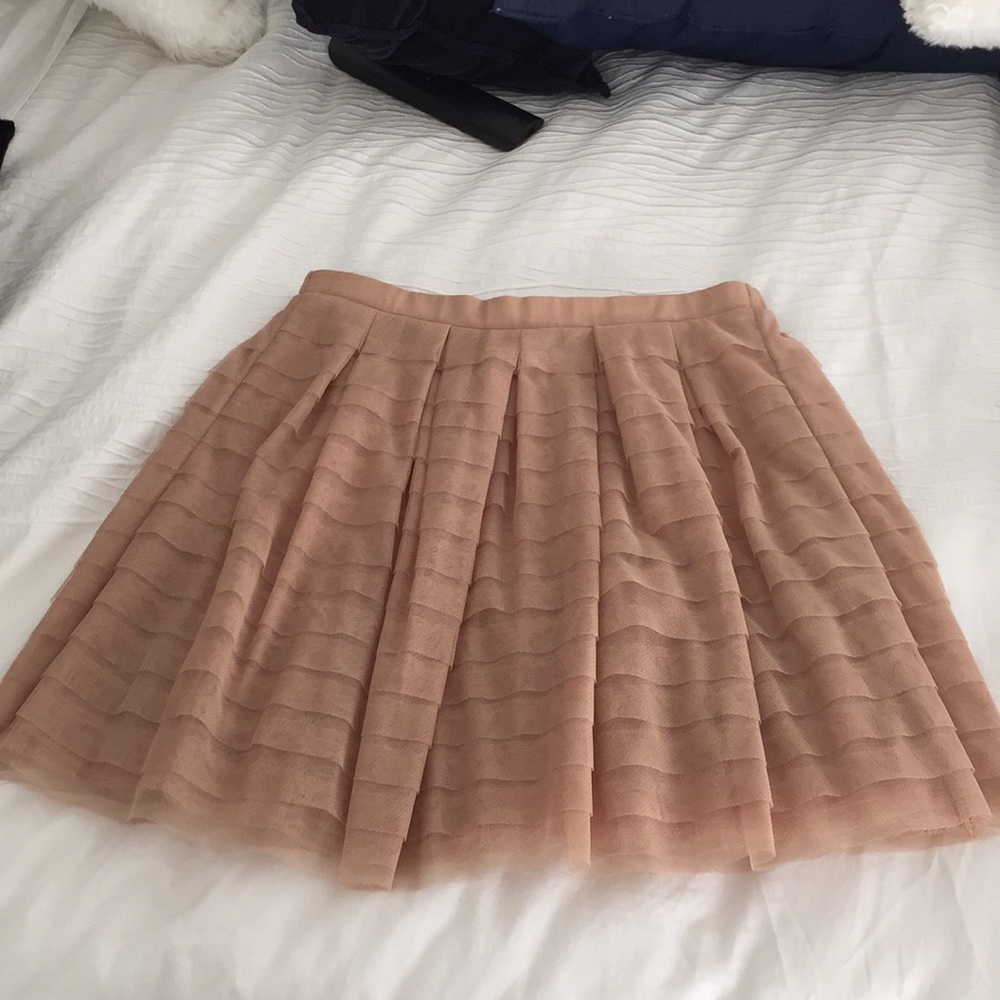 BCBG nude ruffle skirt( very Sex and the City SJP) - Picture 1 of 6